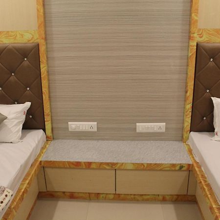 Hotel Skylark Vapi Buitenkant foto