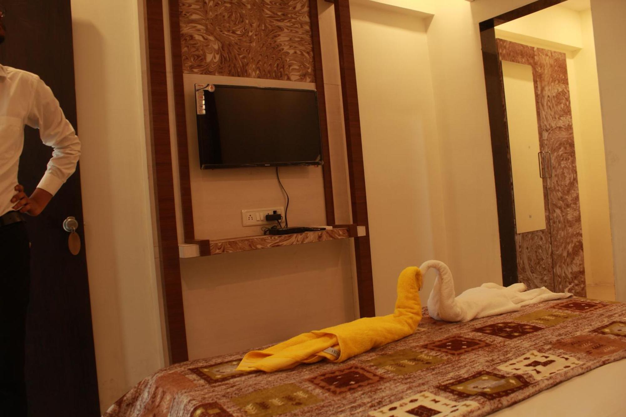 Hotel Skylark Vapi Buitenkant foto
