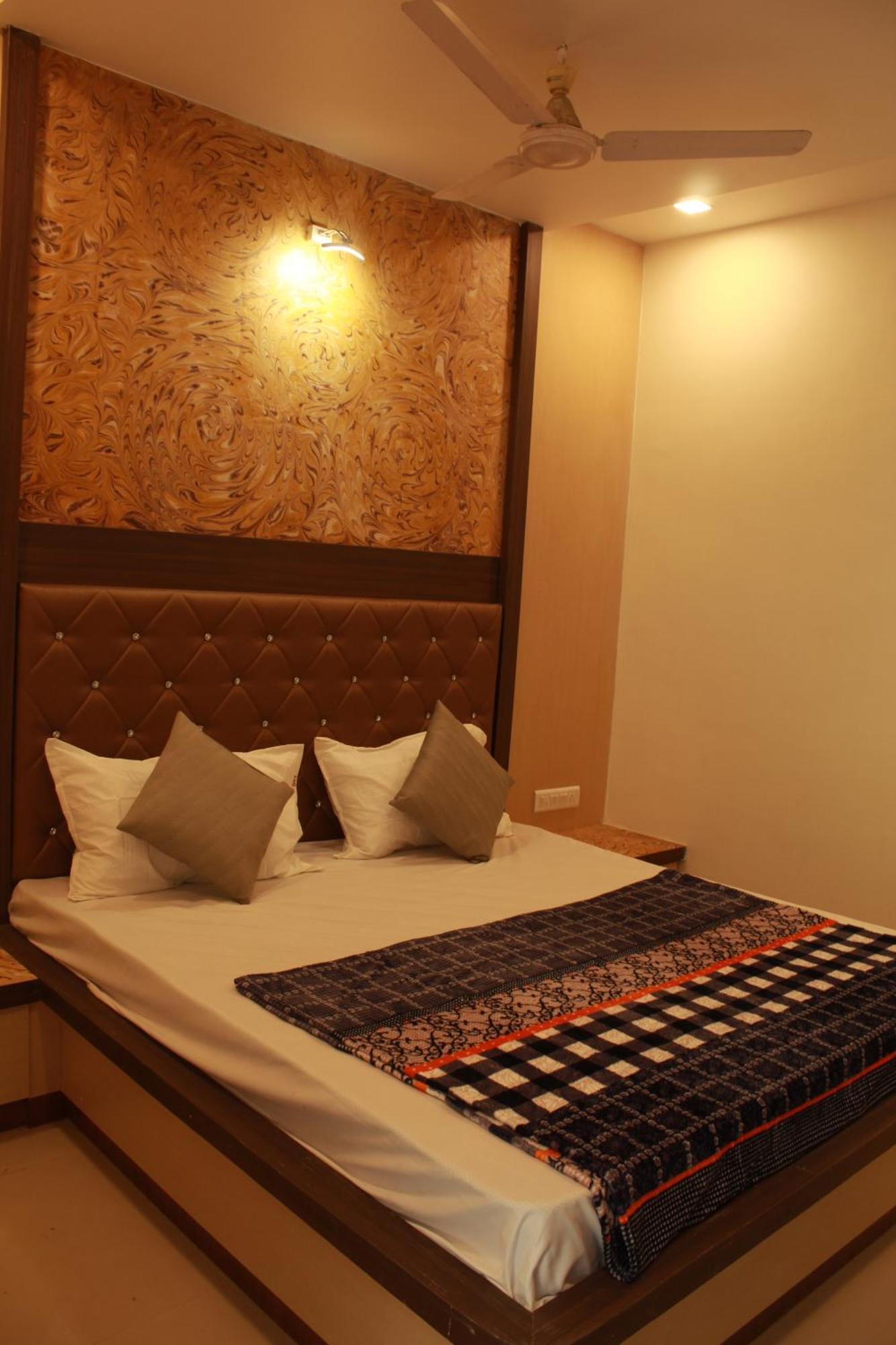 Hotel Skylark Vapi Buitenkant foto