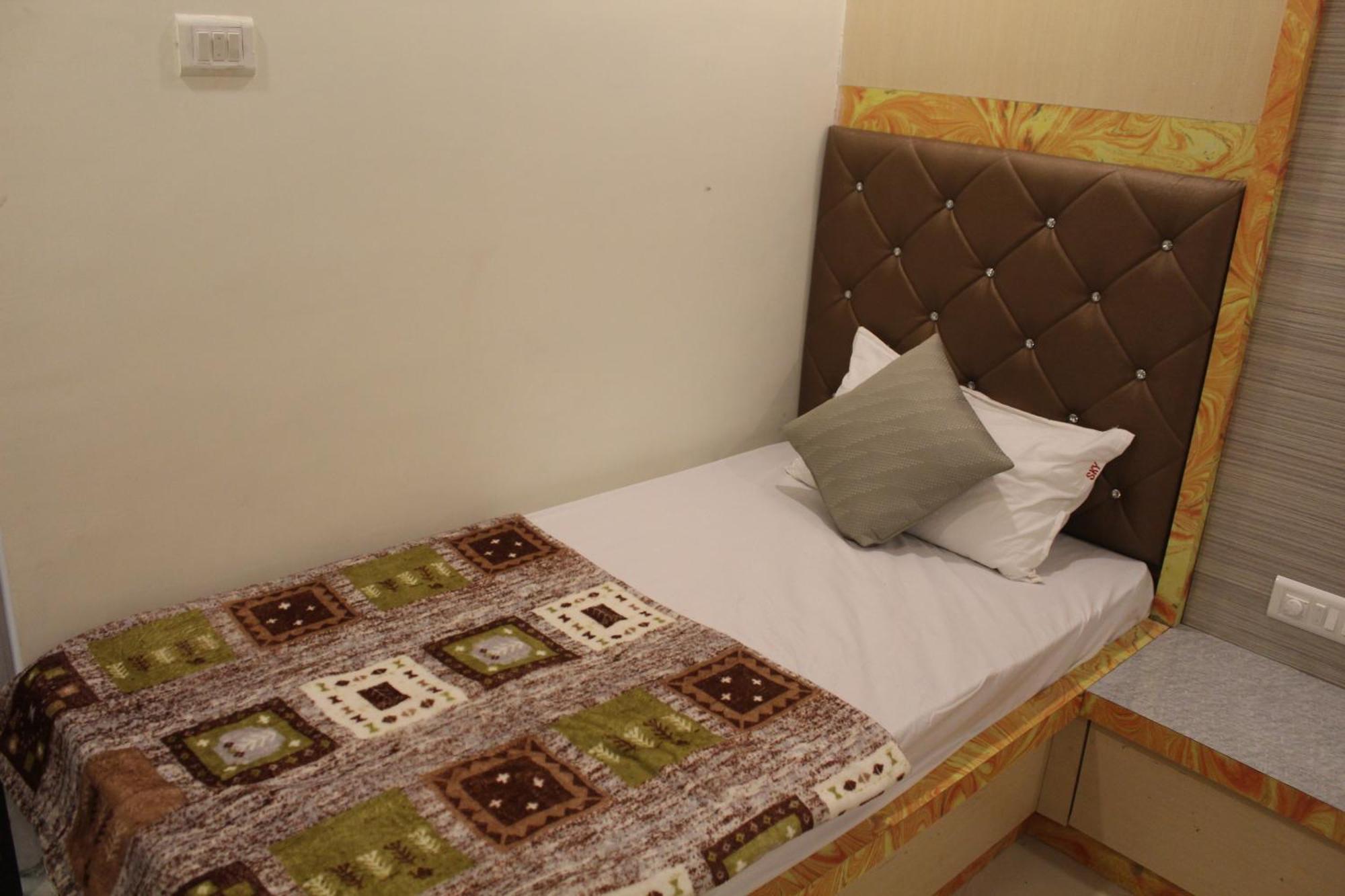 Hotel Skylark Vapi Buitenkant foto