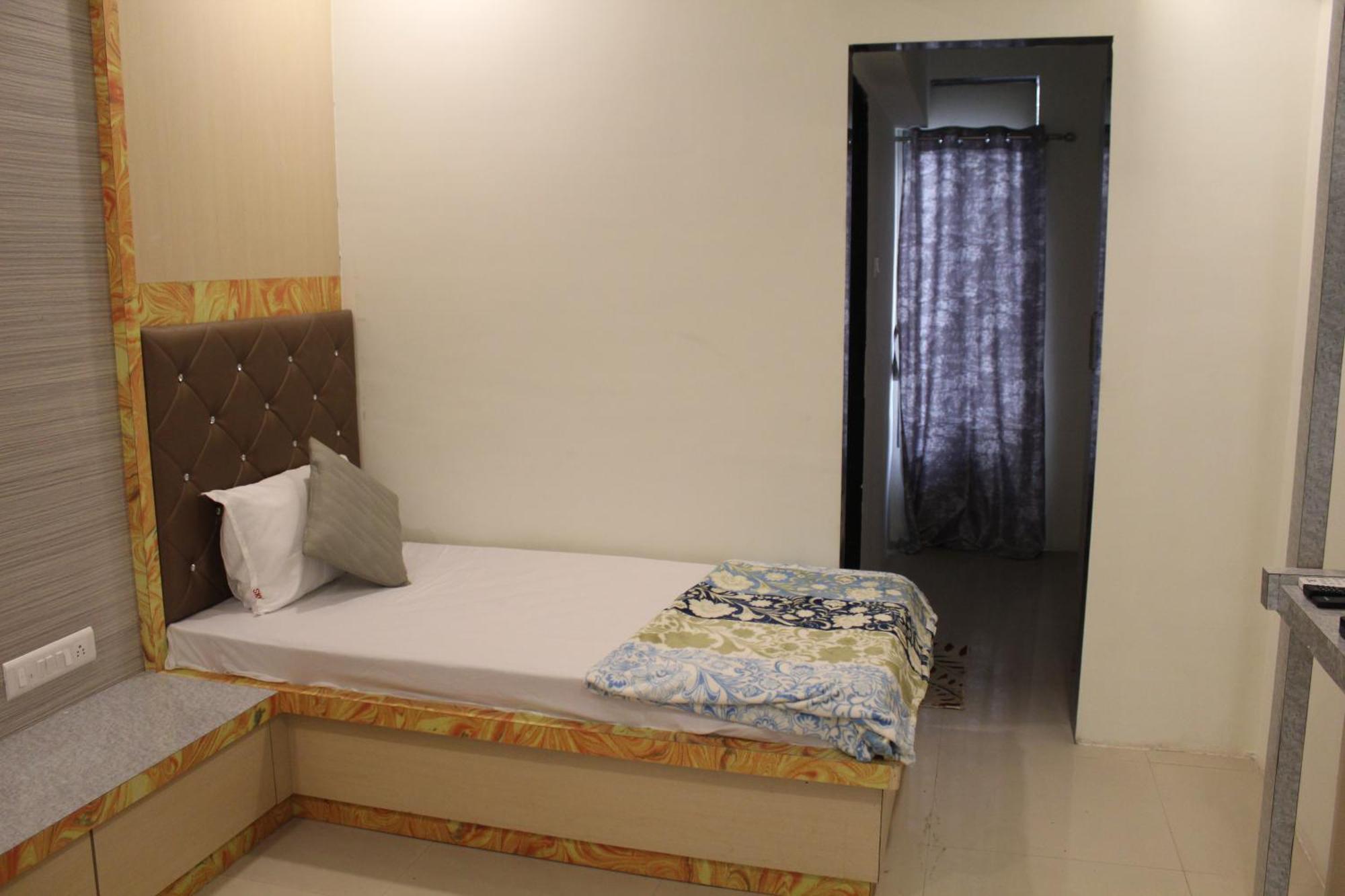 Hotel Skylark Vapi Buitenkant foto