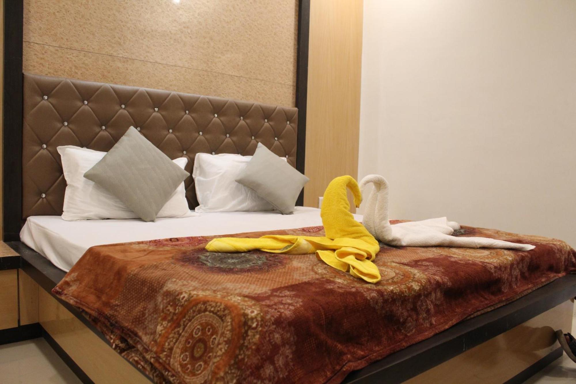 Hotel Skylark Vapi Buitenkant foto