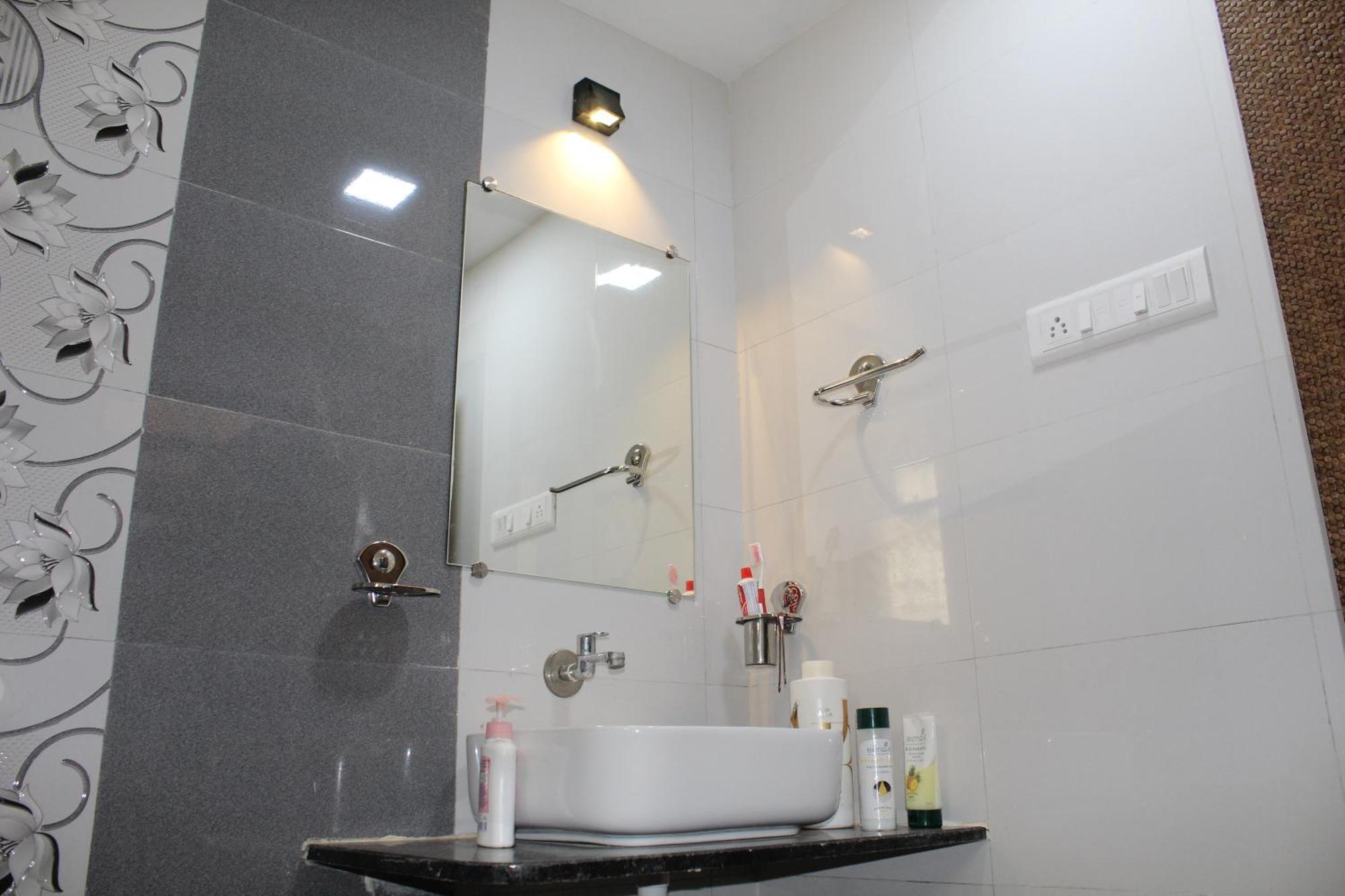 Hotel Skylark Vapi Buitenkant foto