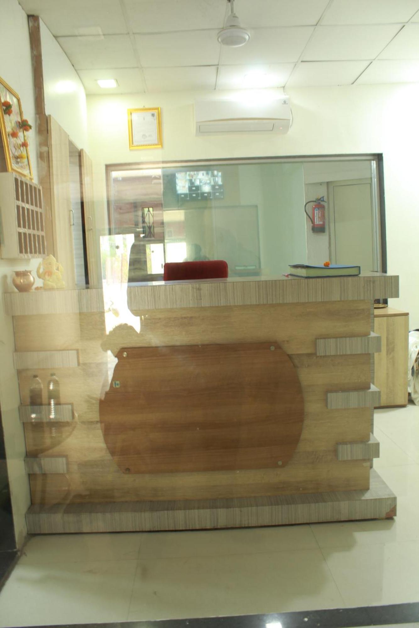 Hotel Skylark Vapi Buitenkant foto