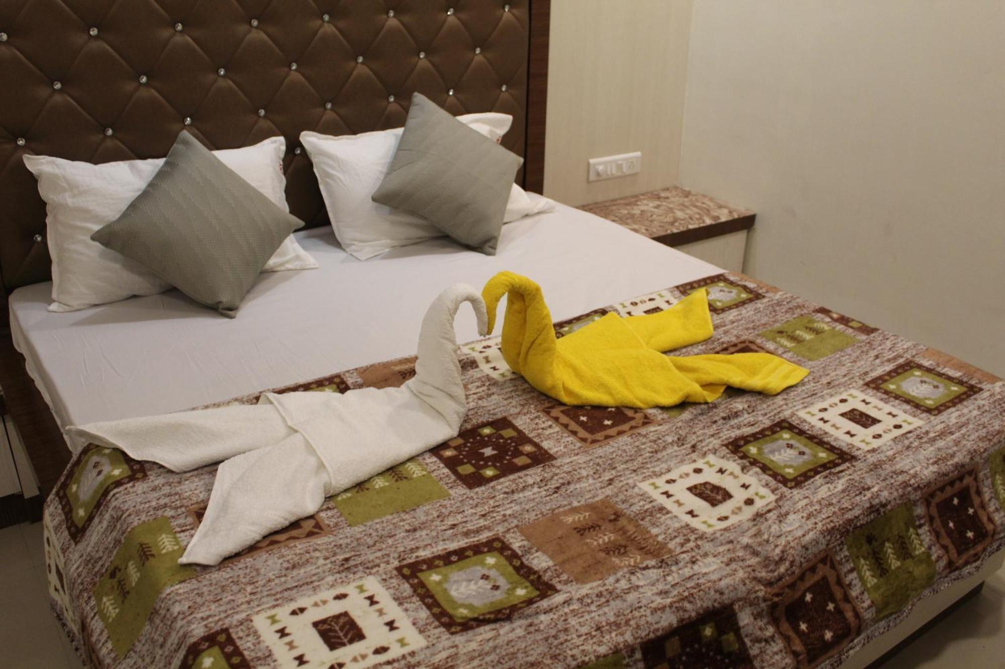 Hotel Skylark Vapi Buitenkant foto