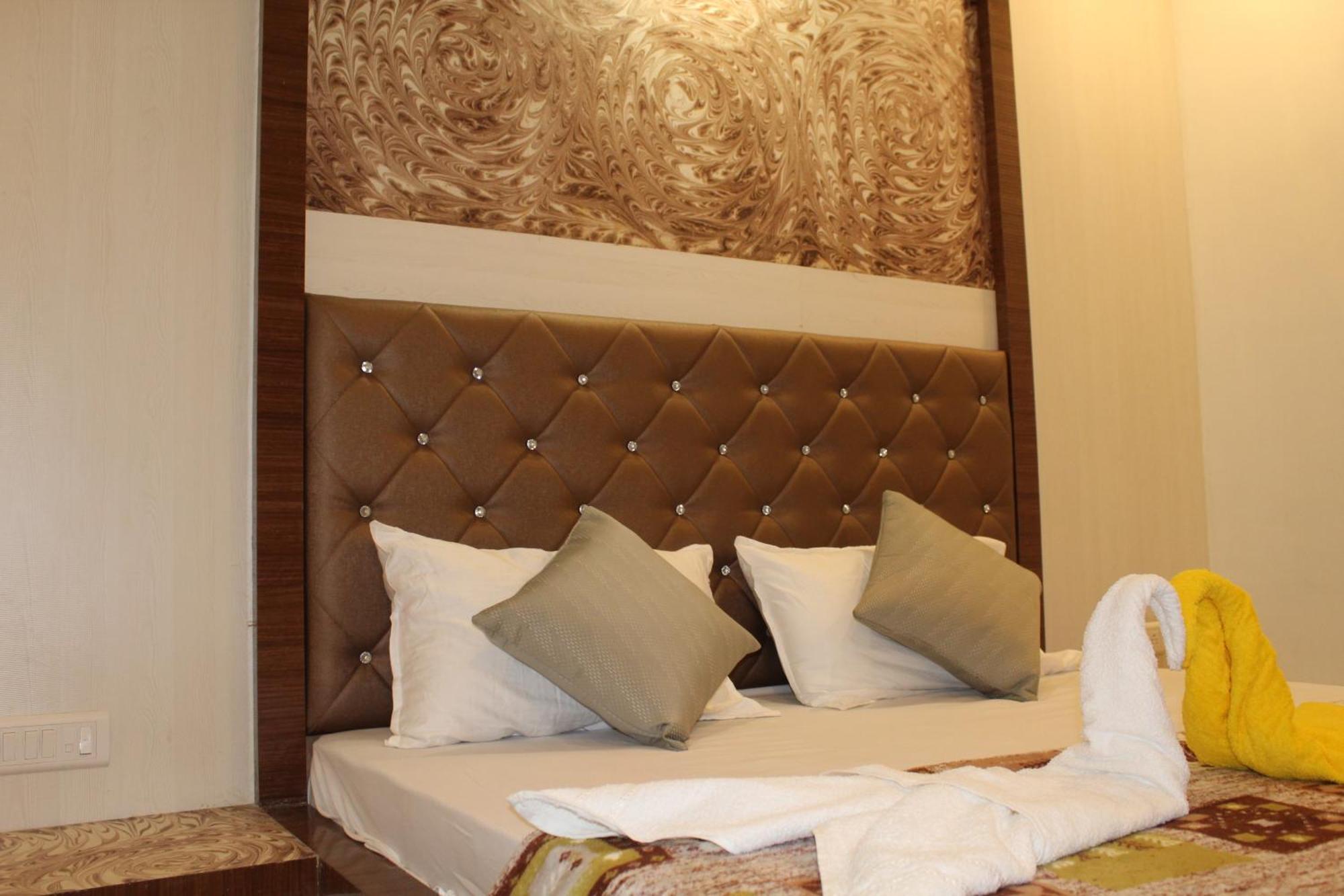 Hotel Skylark Vapi Buitenkant foto