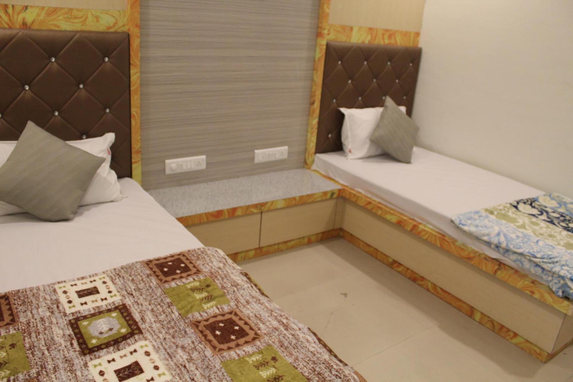 Hotel Skylark Vapi Buitenkant foto